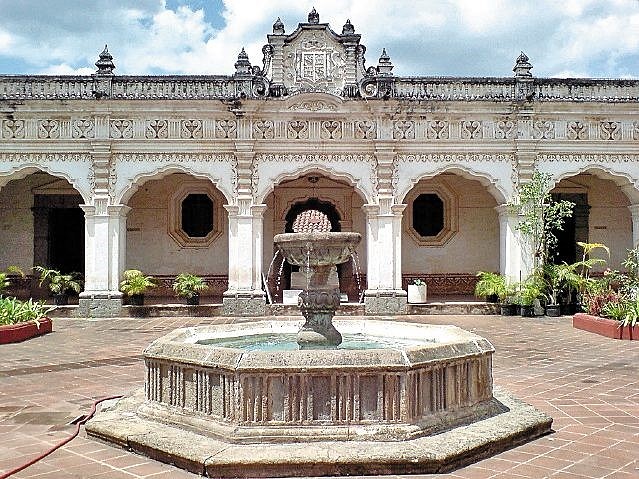 Se funda la Universidad de San Carlos de Guatemala