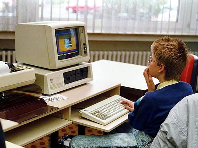 La empresa IBM lanzó exitosamente su brillante IBM PC.