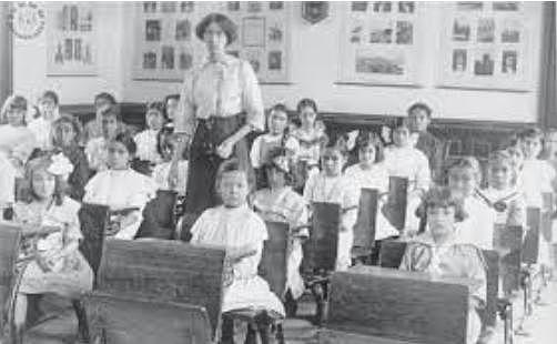 •Nacen las escuelas normales.