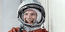 El astronauta soviético, Yuri A. Gagarin, es el primer hombre en el espacio.