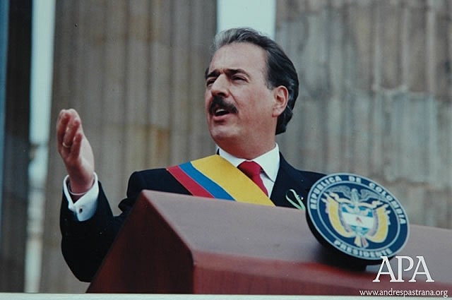 Andrés Pastrana asume la presidencia de Colombia