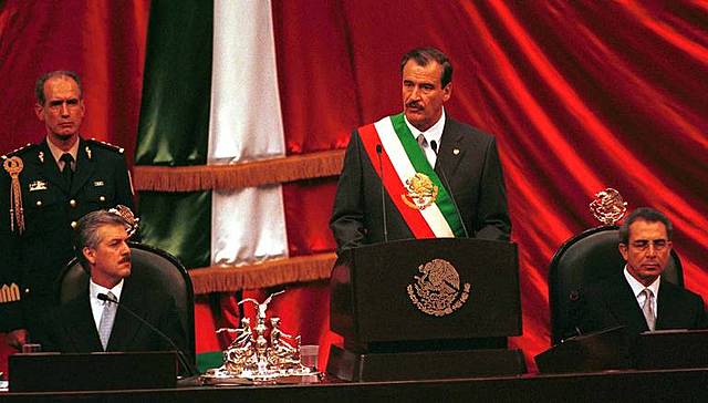 Toma la presidencia  Vicente Fox