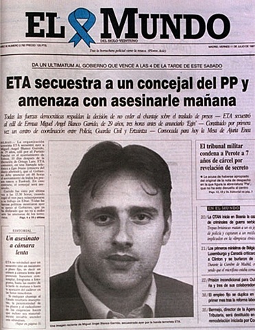 Miguel Ángel Blanco es asesinado por la ETA.