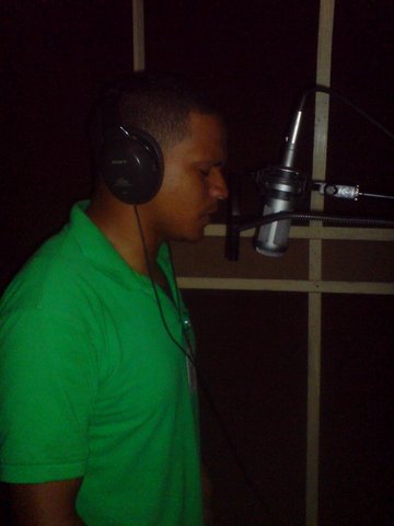 Los muchachos del grupo Anónimos ganan segundo lugar en canción de prevención del VIH.