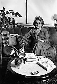 Betty Friedan.  critica el rol femenino en la sociedad, 1963-1966