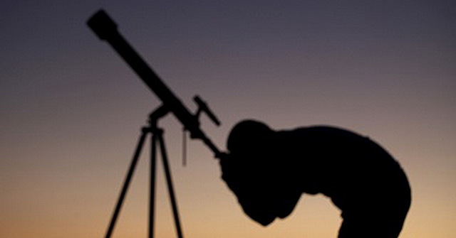 Teleskop pertama kali dibuat oleh Hans Lippershey