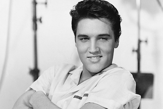 Poparen asmatzeailea Elvis presley