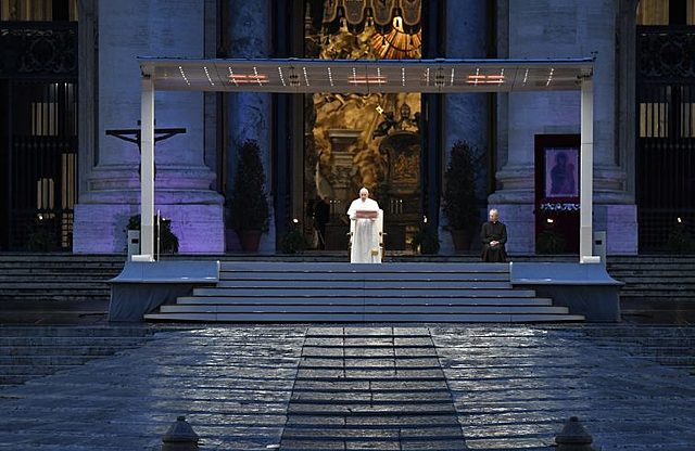 Papa in Piazza San Pietro deserta
