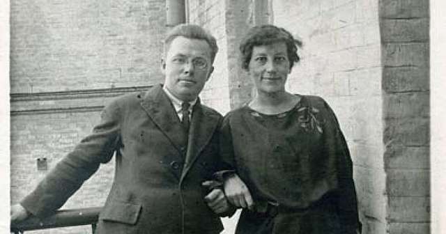 Одружується