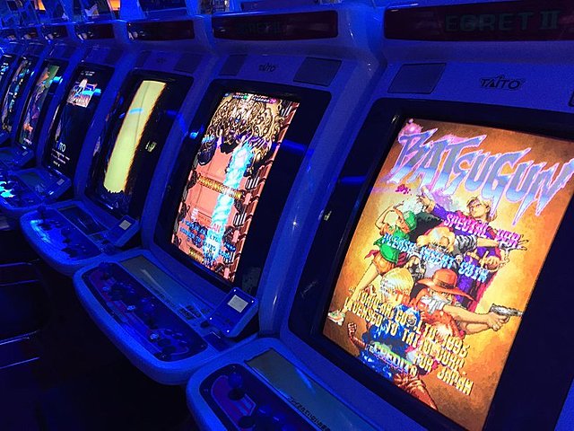 Video games are introduced in Arcades