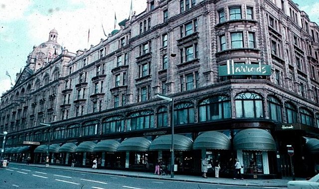 Vendedores de las grandes tiendas - Gran tienda Harrods.