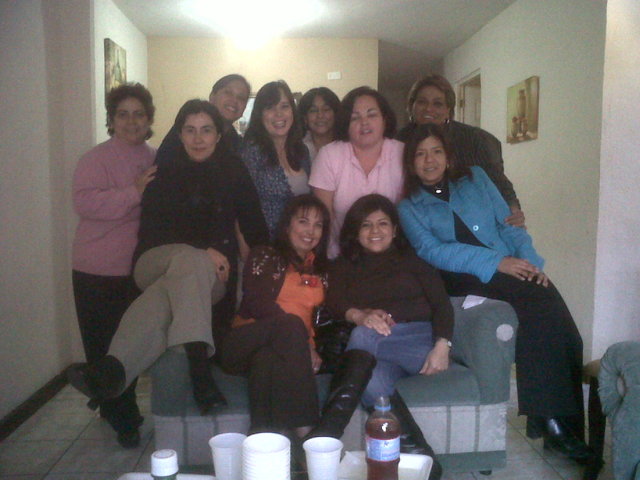 Me gradùo de Maestra de Preprimaria..algunos años despuès..seguimos juntas....yay!