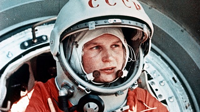 La sovietica Valentina Tershkova es la primer mujer en viajar al espacio.