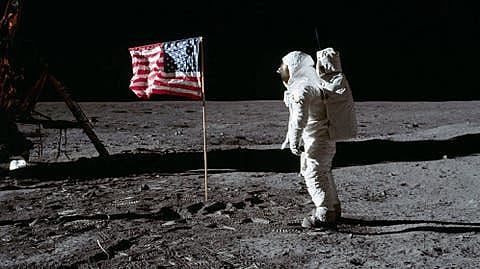 Los estadiounidenses Neil armstrong, EE. Aldrin y M. Collins llegan a la luna.
