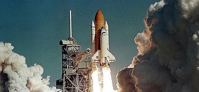 El presidente de estados unidos George W Bush aunucia el fin de los transbordadores especiales.