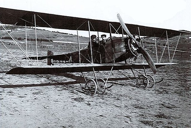 1903. Primer vol controlat amb motor dels germans Wright.