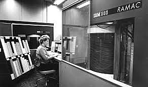 Se crea el IBM 305 RAMAC