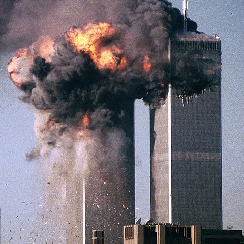 Les Torres Bessones s'ensorren després de l'impacte de dos avions