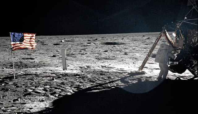 EL HOMBRE PISA LA LUNA