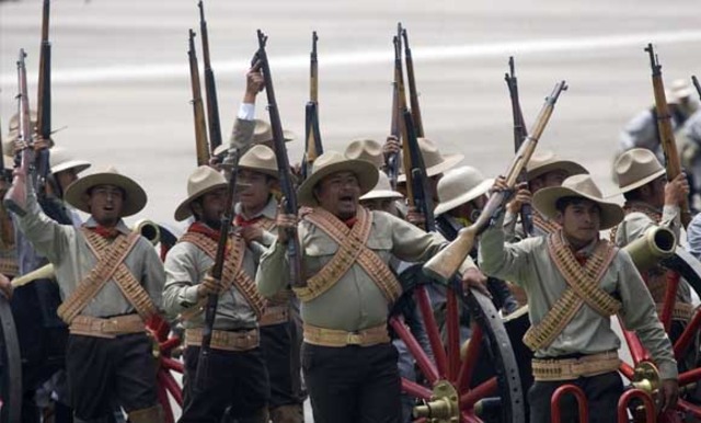 16 de septiembre: en Ciudad de México, en el marco de la celebración del 185.º (centésimo octogésimo quinto) aniversario de la independencia de México, dos aviones colisionan durante un desfile aéreo.
