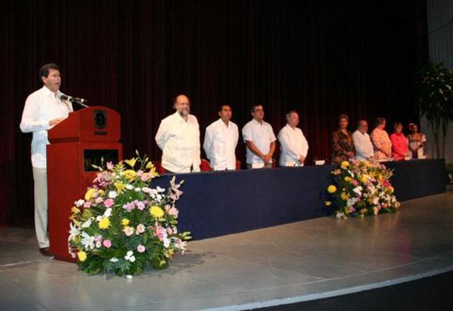 7 de abril: en Zacatecas (México) se inaugura el primer Congreso Internacional de la Lengua Española, con la presencia de Juan Carlos I, el presidente Ernesto Zedillo, y los tres premios Nobel Gabriel García Márquez, Camilo José Cela y Octavio Paz.