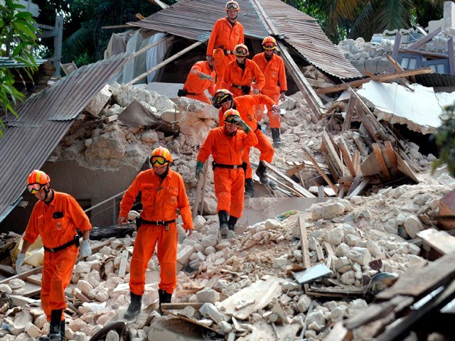 12 de enero del en haiti, un devastador terremoto de una magnitud de 7 grados,  con epicentro a 15 km del puerto principe, produce miles de muertos y heridos y numerososo de daños materiales