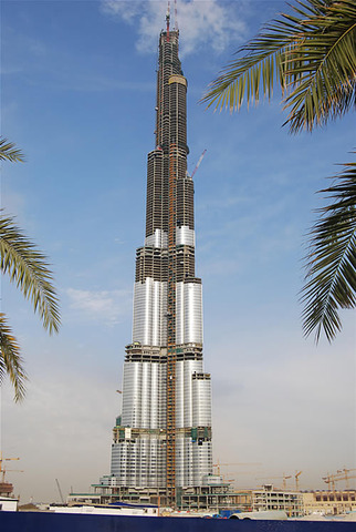 4 de enero del 2010 en dubai se inagura el rascacielos mas alto del mundo, burj khalifa con 828 metro