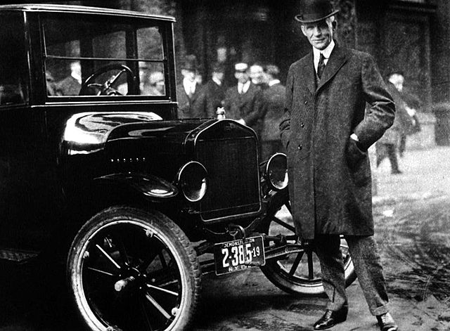 Henry Ford y su esposa.