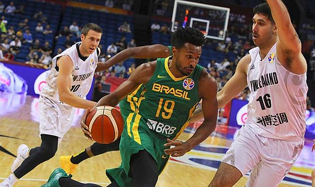 El baloncesto llega al Brasil, y se extiende por toda Suramérica.