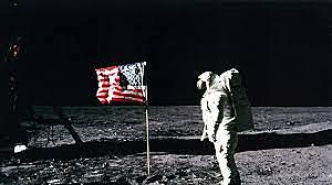 El hombre pisa la luna