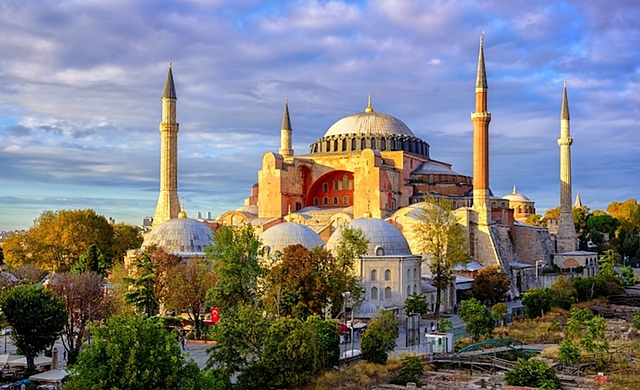 construcción de la basílica de Santa Sofía en Constantinopla