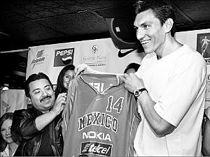 El 31 de octubre Eduardo Nájera debutó como titular con los Mavs.