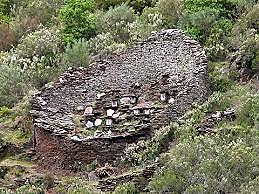 500: Se construyen los cortíns o albarizas que protegían las colmenas de la voracidad de los osos.