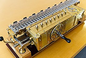 GottfriedLeibniz, mejoro la Pascalina