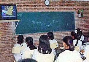 2004 - 2005: El servicio educativo de telesecundaria atendió a 1 214 537 alumnos a nivel nacional.