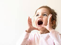 La comprensión del lenguaje está tan avanzada que le es posible reaccionar