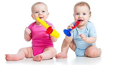 Se limita a compartir sus cosas a la hora de jugar con otros