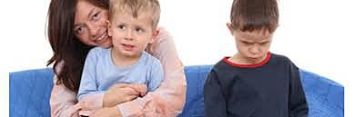 Expresa sus celos, ansiedad, afecto, rabia, patalea y festeja