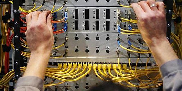 En EEUU se instálan conexiones televisivas por cable: de fibra óptica.