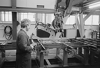 Se imponen el uso de robots industriales en las fábricas.