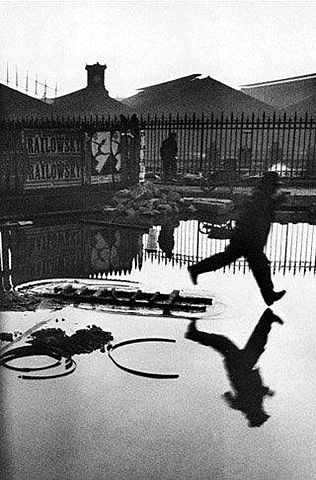 Behind the Gare Saint-Lazare, de Henri Cartier Bresson, Siglo XX