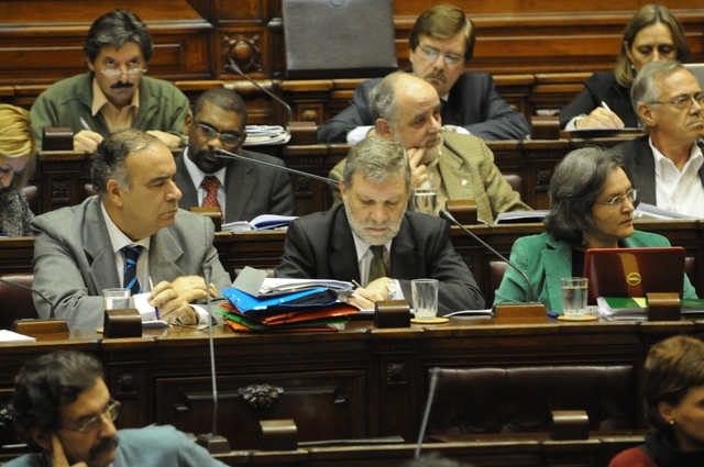 Triple interpelación por Aratirí