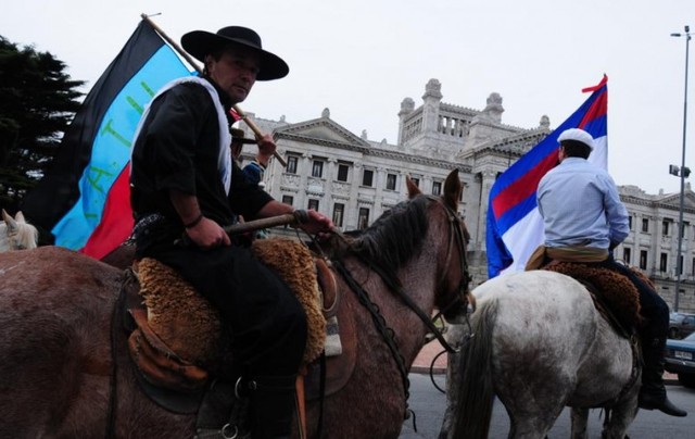 Movilización con caballos en contra de Aratirí
