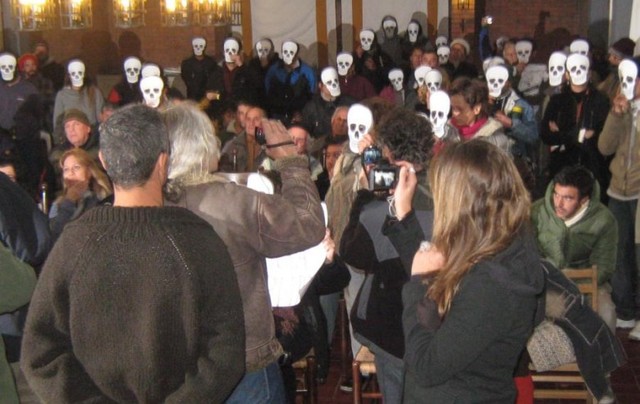 Protestas con caretas contra Aratirí