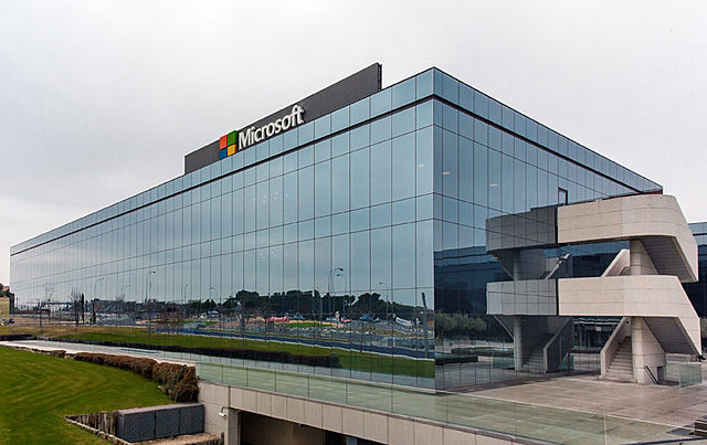 Paul Alen y Bill Gates fundan Microsoft