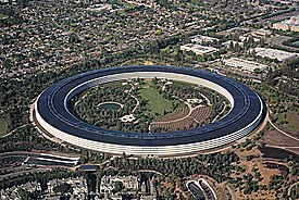 Steve Jobs,Steve Wozniak,Mike Markkula y otros amigos fundan Apple