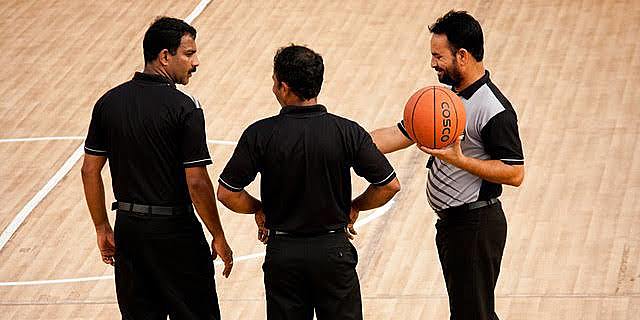 Dos árbitros en el juego.