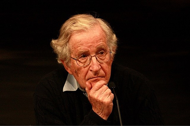 Chomsky propuso la gramática generativa, disciplina que situó la sintaxis en el centro de la investigación lingüística