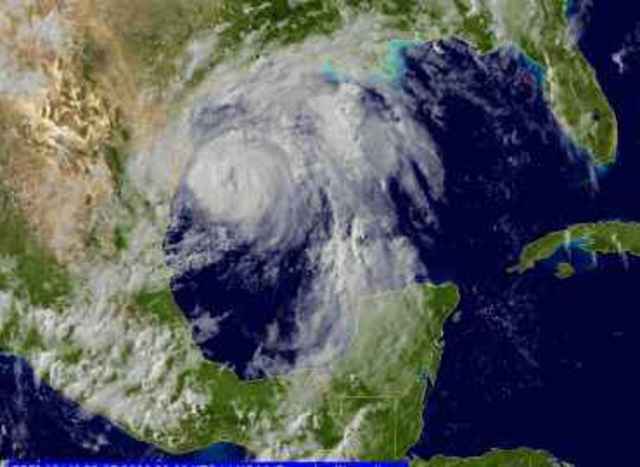 Huracán Dolly, categoría 1, arremete contra México. La tormenta mató a 14 personas y dejó a muchas sin hogar.