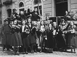 Primeras elecciones en España en considerar el voto a las mujeres